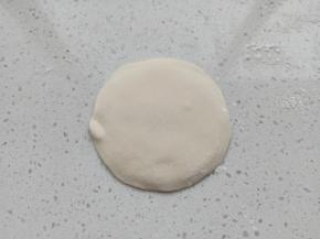 取白色面团擀成中间厚边缘薄的面片