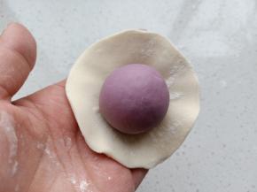 将紫薯面团包入