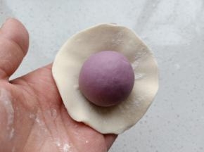 将紫薯面团包入