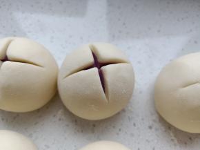 用锋利的刀子在馒头顶部划十子