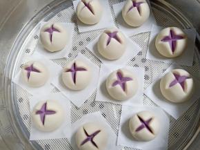 放入蒸屉，如果已经发酵了就可以开始蒸了，如果没发酵则等待发酵后再蒸，手指轻按回弹就是发酵好了，拿起来手感明显变轻，开水上锅蒸12分钟关火焖3分钟