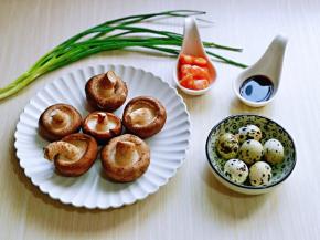 准备食材，虾仁我用的熟虾仁，生的也是可以的。