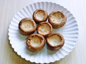 首先将香菇根挖掉，再洗干净。