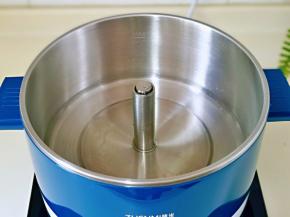 臻米升降火锅中加入水，水量可以自己掌握，不需要太多。