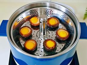 再把升降网放入锅中，按一下“上升” 键，把网升上来。