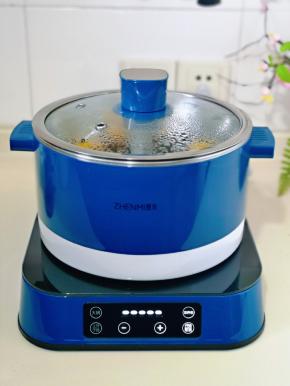 盖上盖子，启动 “营养蒸” 功能，猛火蒸。“采用蒸的方法，能保留食材的原味和营养。”煮沸后将火力调到中火，蒸7分钟即可断电。