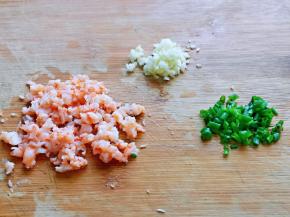 利用这个时间将虾仁切碎，小葱去皮切葱花，大蒜去皮切碎。