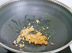 起油锅，加入蒜末与虾仁碎煸炒。