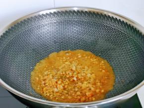 加入生抽，蚝油，一汤勺水，大火烧开立即关火。