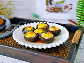 将虾仁碎酱料汁淋在香菇酿鹌鹑蛋上就可以啦！