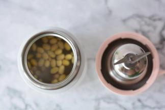 把九阳轻养小私享豆料包放进魔法豆里面加入开水