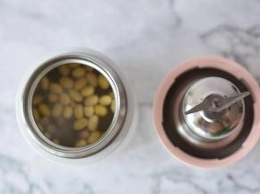 把九阳轻养小私享豆料包放进魔法豆里面加入开水