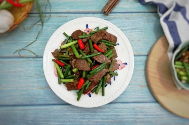 牛腱子肉炒蒜苔