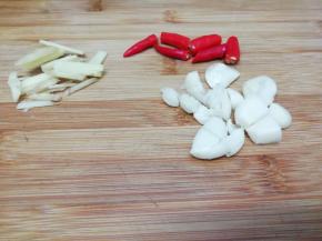 把姜蒜小米椒洗干净，蒜用刀拍一下，然后切一刀，姜切成丝，小米椒一切三段