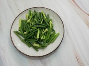 蒜苔去掉尾部，然后洗干净，切成适当的段