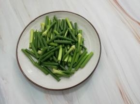 蒜苔去掉尾部，然后洗干净，切成适当的段