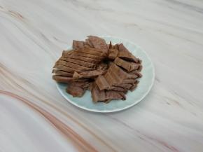 煮好的牛腱子肉又切成片