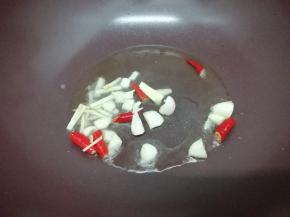 锅里加入适量的油，烧到七成热时，把姜蒜，小米椒放入锅中爆香