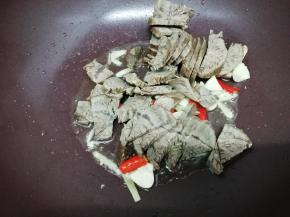 然后加入牛腱子肉翻炒片刻