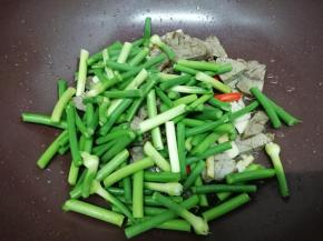 再加入蒜苔翻炒均匀