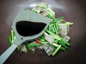 再加入生抽翻炒到蒜苔变软
