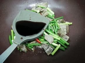 再加入生抽翻炒到蒜苔变软
