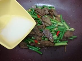 最后加入水淀粉勾芡，即可关火出锅