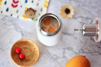 将牛奶和芒果丁放进九阳魔法豆里面