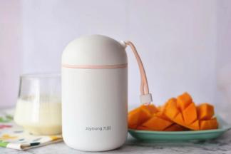 芒果切成小丁备用