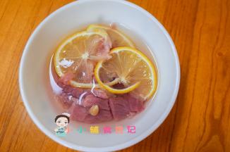 牛肉切片加柠檬腌渍去腥