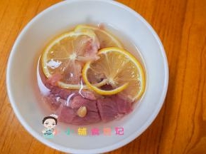 牛肉切片加柠檬腌渍去腥