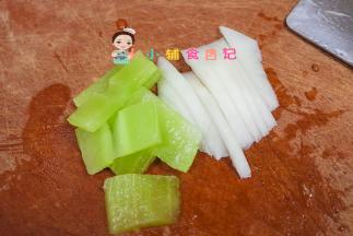萝卜去皮跟莴笋去皮切片备用