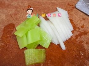 萝卜去皮跟莴笋去皮切片备用