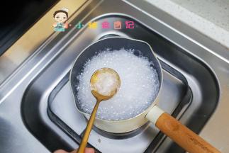 冷水加入牛肉去除杂质后，煮十五分钟捞出备用