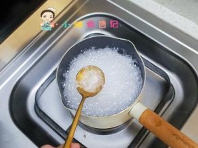 冷水加入牛肉去除杂质后，煮十五分钟捞出备用