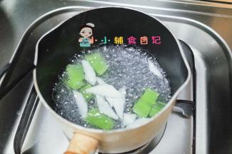 水煮开加入萝卜跟莴笋煮熟捞出