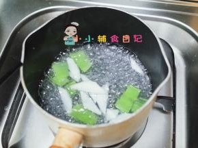 水煮开加入萝卜跟莴笋煮熟捞出
