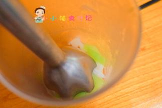 牛肉加萝卜、莴笋跟白开水用料理棒打成泥备用