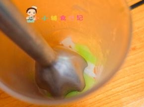 牛肉加萝卜、莴笋跟白开水用料理棒打成泥备用