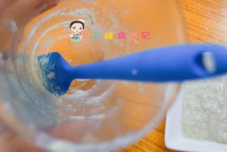 倒碗里加适量米粉混合均匀即可，刮刀可以很干净的把料理机的食物刮干净，这样不会浪费，这个是小号的，还有一个大的平时我煮东西用的