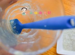 倒碗里加适量米粉混合均匀即可，刮刀可以很干净的把料理机的食物刮干净，这样不会浪费，这个是小号的，还有一个大的平时我煮东西用的