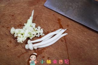 将花菜跟菇洗净切小块