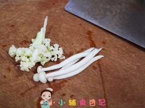 将花菜跟菇洗净切小块
