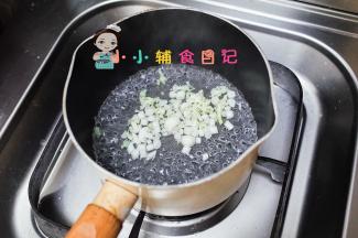 锅里水烧开加入一勺食用油放入蔬菜