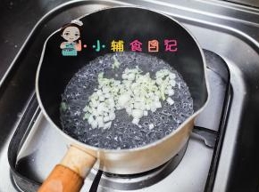 锅里水烧开加入一勺食用油放入蔬菜