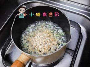 加入麦片用勺子翻炒