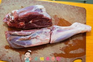 将羊腿切大块，如果羊排可以切成小段备用