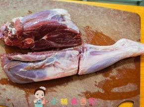 将羊腿切大块，如果羊排可以切成小段备用