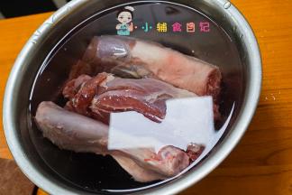 将羊肉浸泡在水里半小时去腥