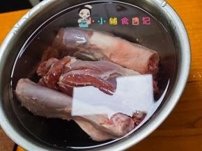 将羊肉浸泡在水里半小时去腥